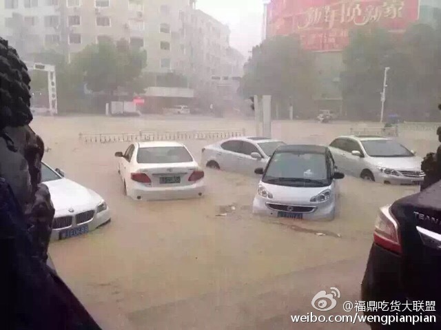 石家庄暴雨致多车被淹,城市内涝的警示与反思 石家庄暴雨致多车被淹,城市内涝的警示与反思