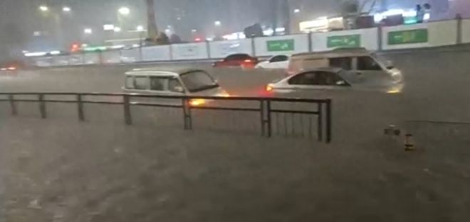 石家庄暴雨致多车被淹,城市内涝的警示与反思 石家庄暴雨致多车被淹,城市内涝的警示与反思